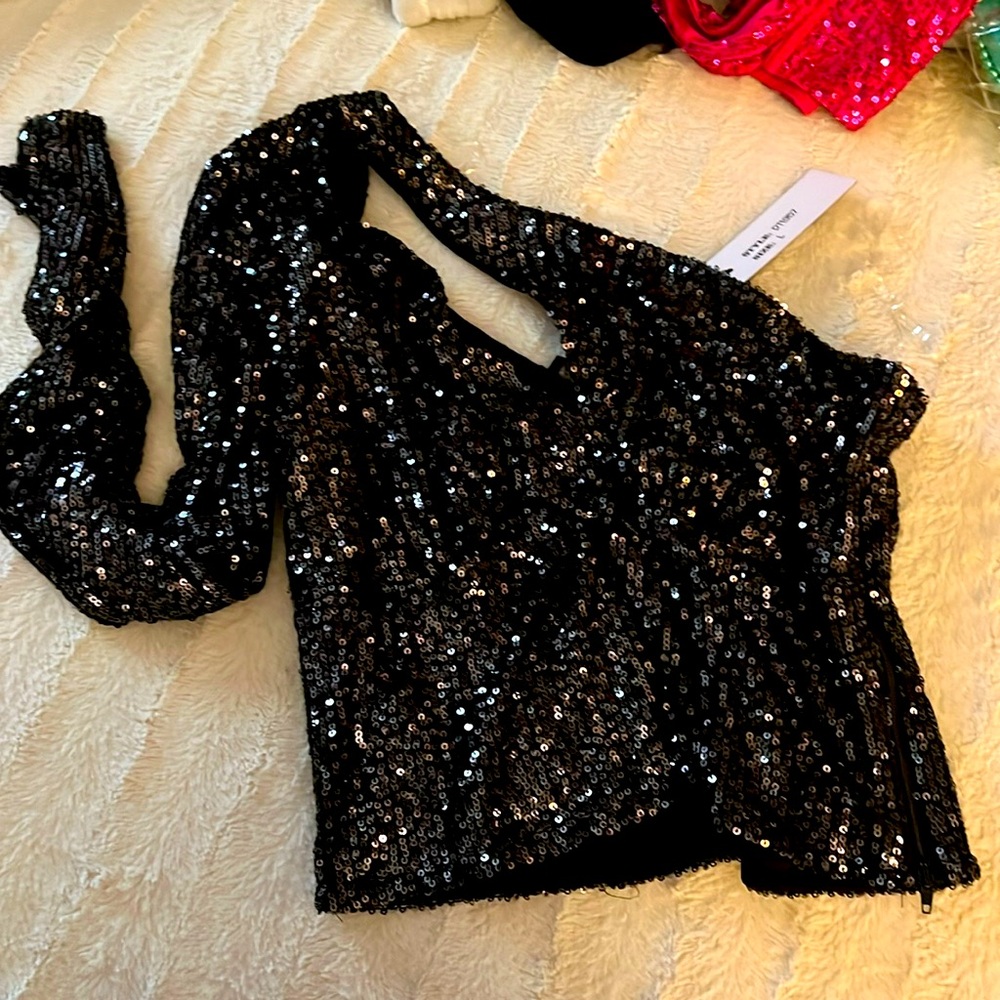 Black sequins one shoulder sleeve top